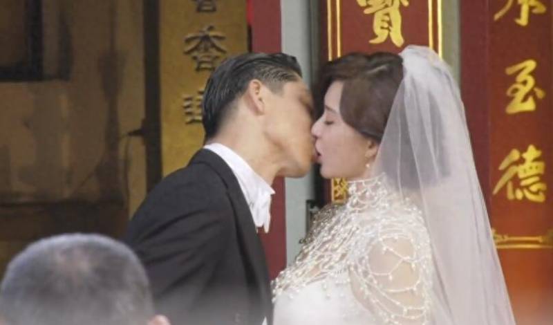林志玲结婚当天她与老公激情亲吻，甜蜜画面曝光引网友热议。