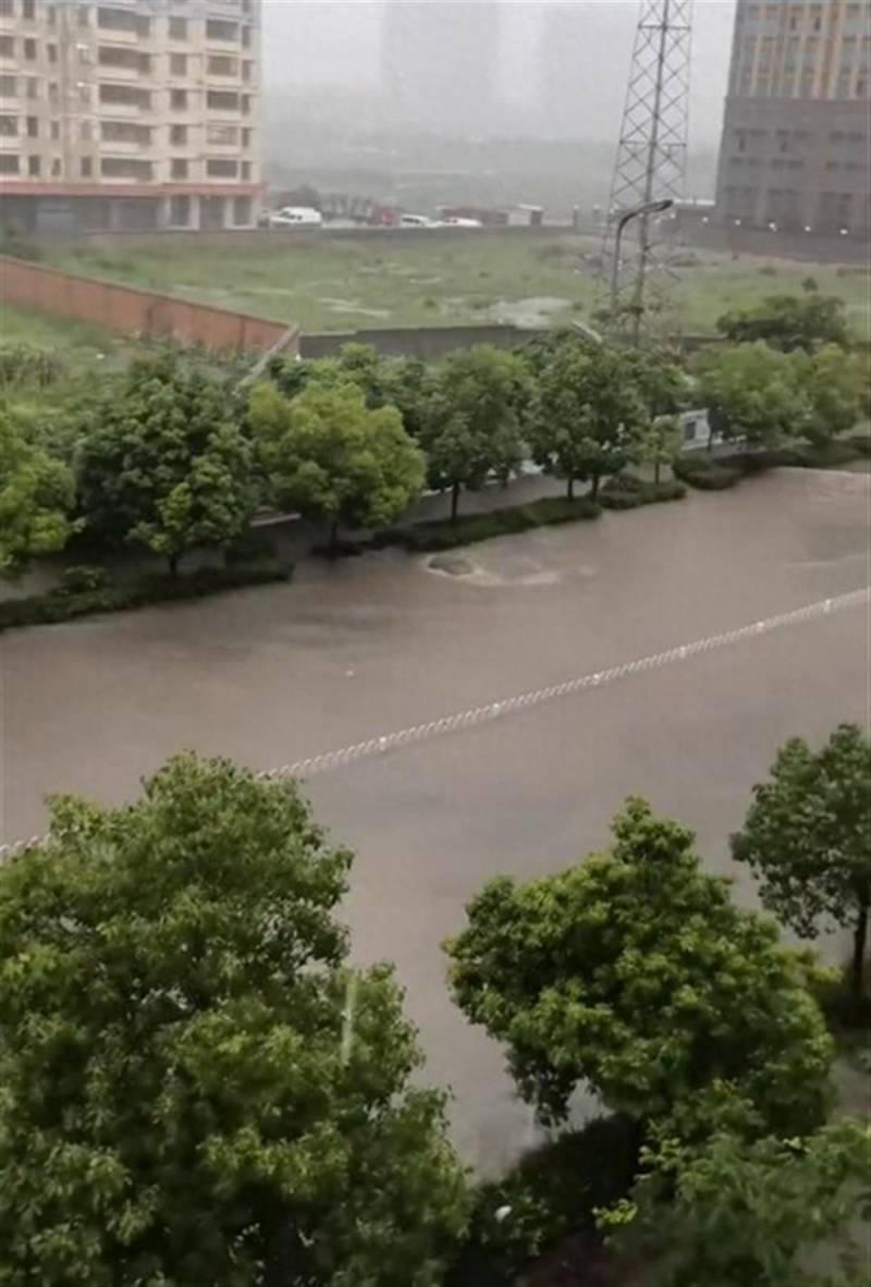 云南曲靖暴雨引发内涝，积水深处达2米，消防紧急疏散235名被困群众