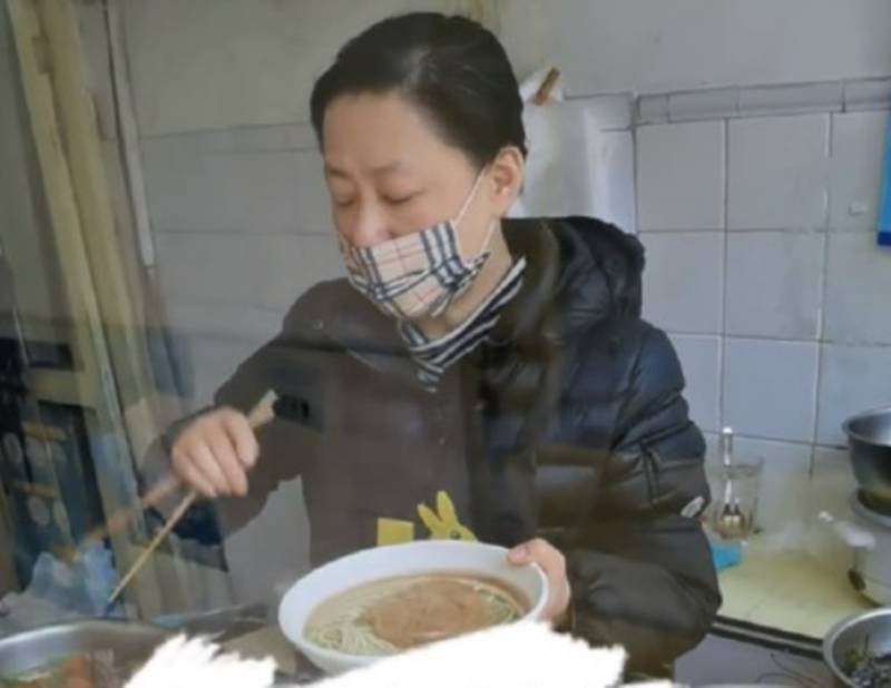 上海阿姨吃面吃到继承面馆，食客，30年后温情满满，价格更惊人！