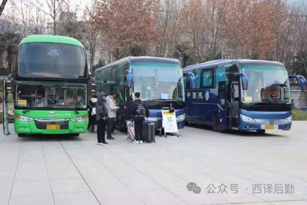 還沒上車乘客急促追趕，司機耐心等待溫煖瞬間