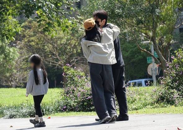 赵又廷高圆圆甜蜜出行，公共场所忘情接吻，画面曝光