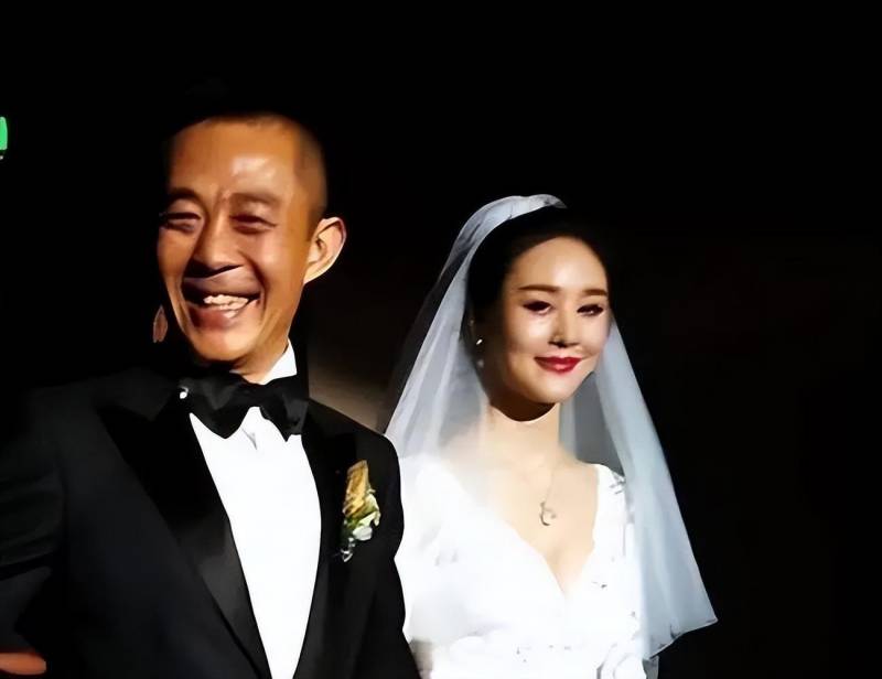 侯勇三段婚姻揭秘，首婚娶70后，二婚娶80后，三婚迎娶90后