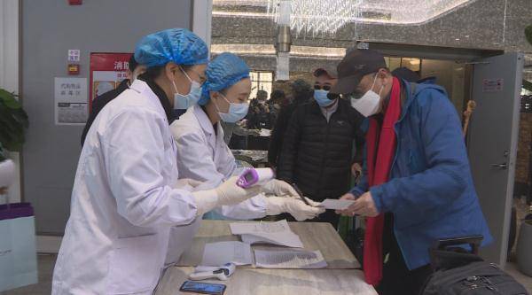 额济纳旗滞留游客结束隔离 安全踏上返程路