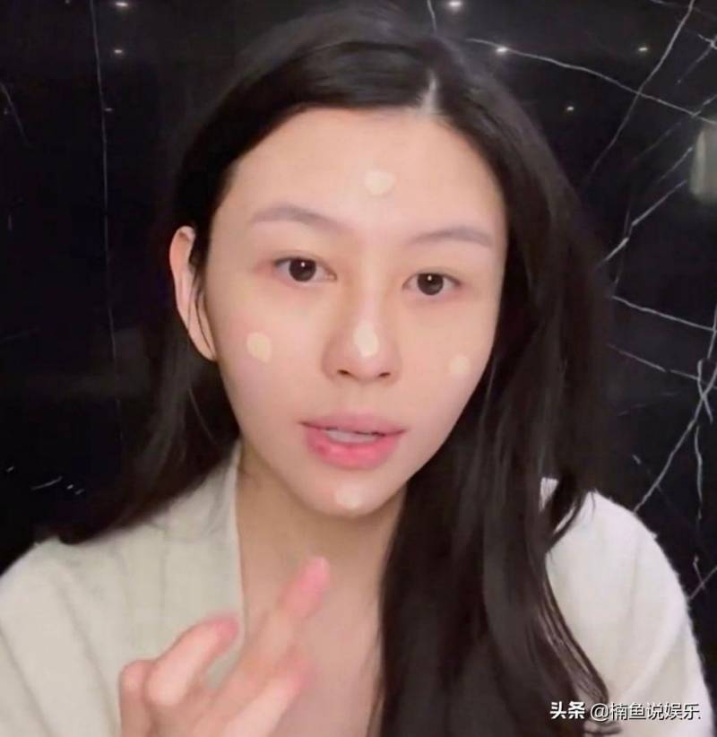 邱淑贞女儿沈月素颜照曝光，化妆前后反差大，网友，美貌不输妈妈