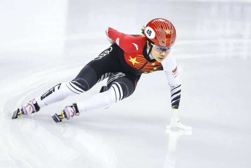 2014年第二十二届索契冬季奥运会短道速滑女子1500米决赛，中国选手表现出色，臧一泽夺冠，曲春雨半决赛出局，韩雨桐因犯规受罚