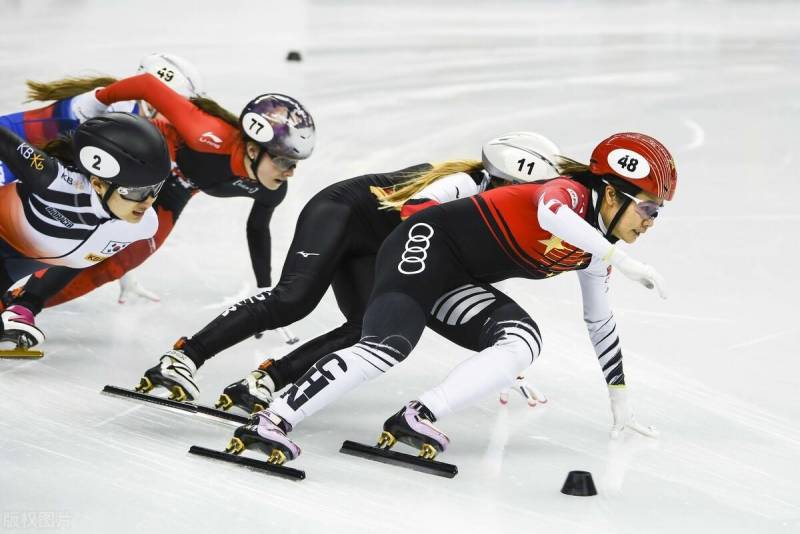 2014年第二十二届索契冬季奥运会短道速滑女子1500米决赛，中国选手表现出色，臧一泽夺冠，曲春雨半决赛出局，韩雨桐因犯规受罚