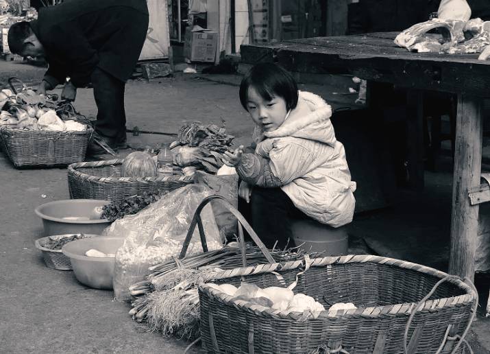 賣腿肉的小女孩，生活不易，微笑前行