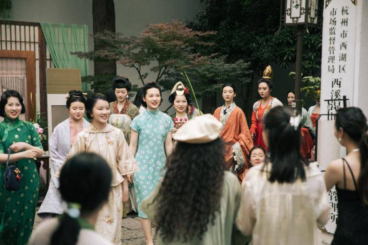 杭州中式服饰市场生意火热，95后博主变装秀引领风潮