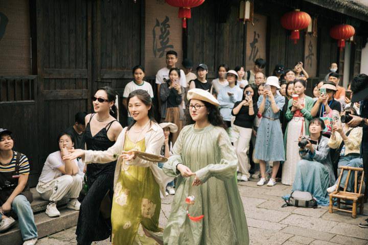 杭州中式服饰市场生意火热，95后博主变装秀引领风潮